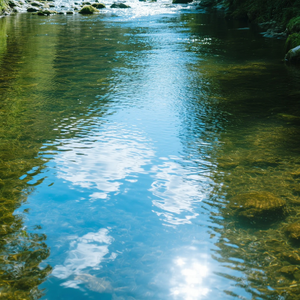 溪水荡漾映蓝天