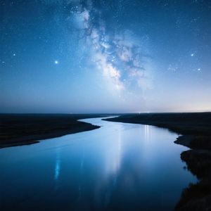 星光洒碧波