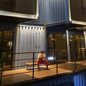 雨夜公交站