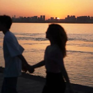 黄昏把影子拉成思念的弦