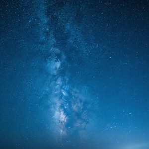 星垂平野夜无尘