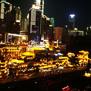 你看那个人好像一条狗