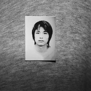 目睹一只鱼于池塘玩耍