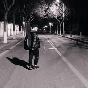 俗人将一半分给了爱情，一般分给亲情