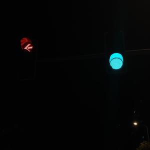 我饮烈酒点孤灯