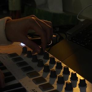 日落时我们变成孤岛（伴奏）