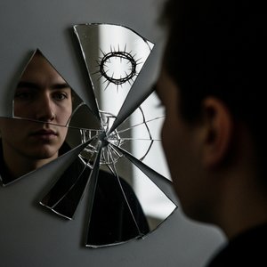 आईने में साए