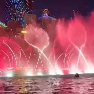 巷口霓虹与旧路灯_十二分之一霍