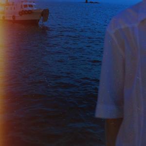 你在看海，而我