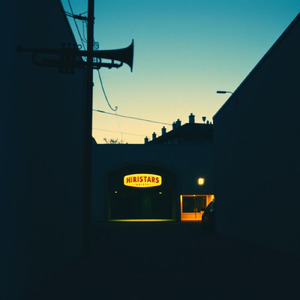 ビルの谷間の夕暮れ