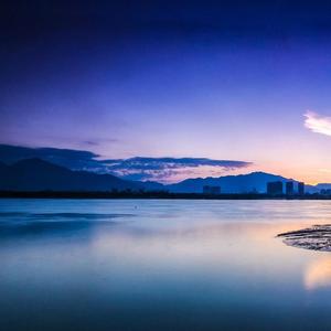 我哭泣着拥抱着你离别