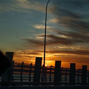 《负重的钟摆》