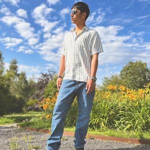 Jenta bak de solbrillene