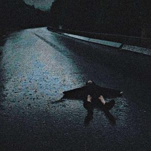 Среди серых зданий