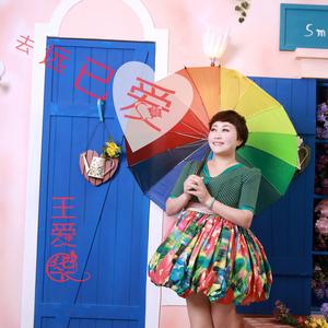 一朵云在蓝天飘过