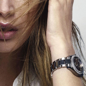 На запястье ролексы