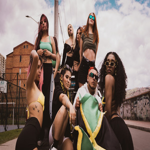 Ella Rompe la Escena