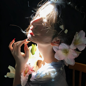 究竟是花好看 还是我好看