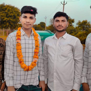 प्रमोशन की खुशी पुरा परिवार म छागी