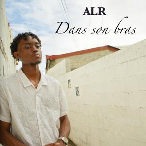 DANS SON BRAS