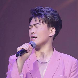 做自己（2025励志版） 伴奏