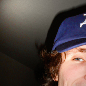 Она носит скинни джинсы