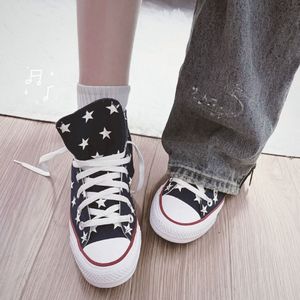 你的匡威鞋带开了