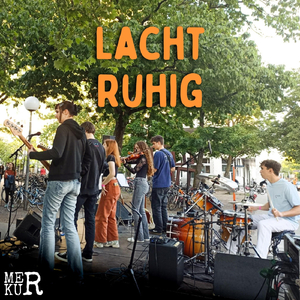 lacht ruhig