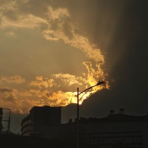 我喜欢你胜过削好的水果周末的零食肆无忌惮的赖床和空调房里盖棉被的感觉但我就是不敢告诉你