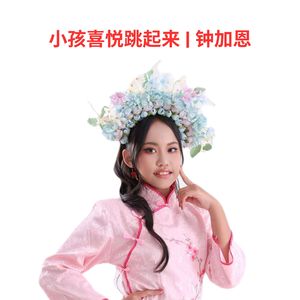 小孩喜悦跳起来