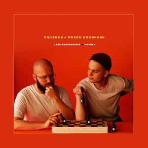 Zaczekaj przed drzwiami