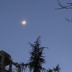 如果错过太阳，那就坐下来看看月亮吧