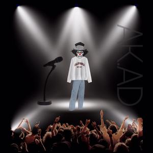 麦克风加舞台灯光和小丑