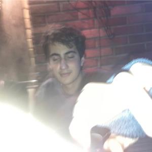 PARLAYAN IŞIKLARDA YÜZ HATLARIM TEOMANA BENZİYOR