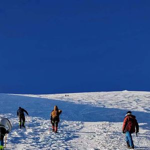 轻飘飘的云朵在天边游荡