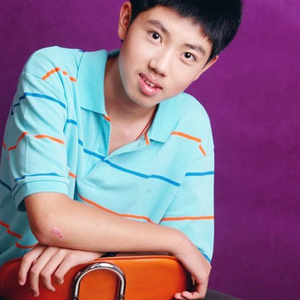 你说你一直心怀希望的等着能有一个人赶来带你离开这人情冷漠的地方去一个叫幸福的小镇上