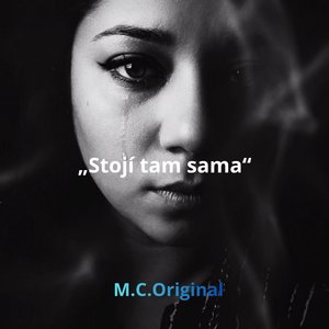 „Stojí tam sama"
