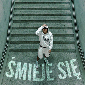 ŚMIEJE SIĘ