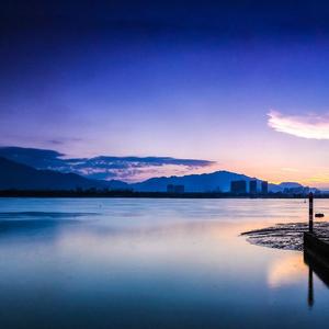 月光温柔的洒在我们的身上