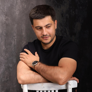 Ashxarhum Sirel Em Qez