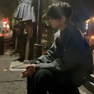 雨幕下的站台守望