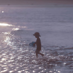 背靠月亮的夜晚