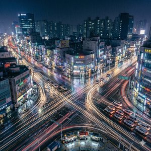 비 오는 도시를 달려