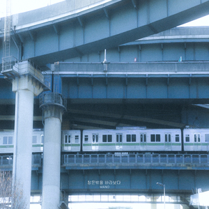 창문 밖을 바라보다