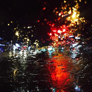 想起你的时候是十月初下雨的夜晚，我一个人撑伞回家