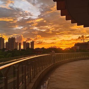 现在就爱我别等流星坠落