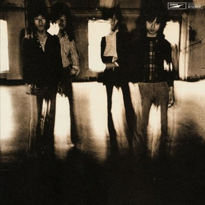 東京の冷たい壁にもたれて