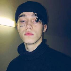 泪水模糊了双眼.