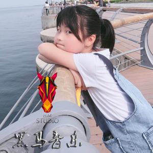 挥着翅膀的女孩