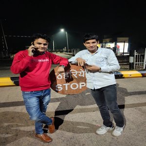 मेडम पायलेट की दिख उड़ र आवे चीलगाडी सु